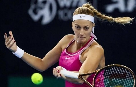 爱游戏-科维托娃意外战胜瑞士队，重返赛场引爆全场！比赛高潮迭起(武汉网球公开赛科维托娃出场)