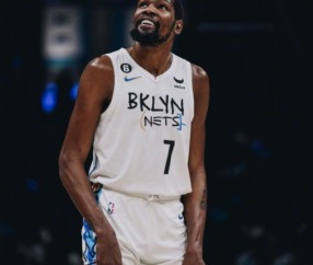 爱游戏体育-包含杜兰特连续十场比赛得分超过挺进下一轮，篮网挑战极限！的词条