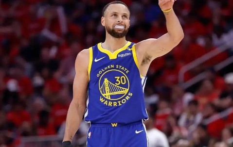 爱游戏体育- 重返赛场首场状态出色，西班牙队观众沸腾！，库里重返赛场气势如虹延续